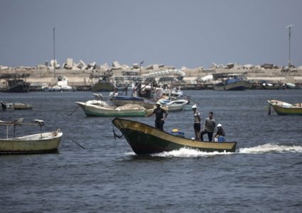 الاحتلال يزيد مساحة الصيد في بحر غزة