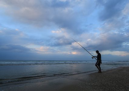 رجل فلسطيني يصطاد في البحر المتوسط ​​على شاطئ مدينة غزة ، في 2 يناير 2019.