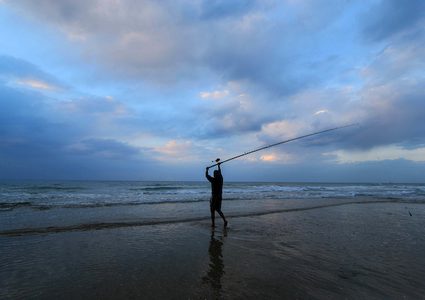 رجل فلسطيني يصطاد في البحر المتوسط ​​على شاطئ مدينة غزة ، في 2 يناير 2019.