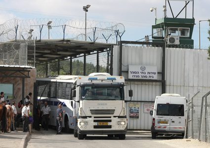 الاحتلال يُبعد أسيرًا من سكان غزة إلى الضفة