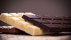العلم يساعد على الاختيار بين الشوكولاته الداكنة أم البيضاء