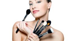 أخطاء مكياج تهدد بشرتك بالبثور