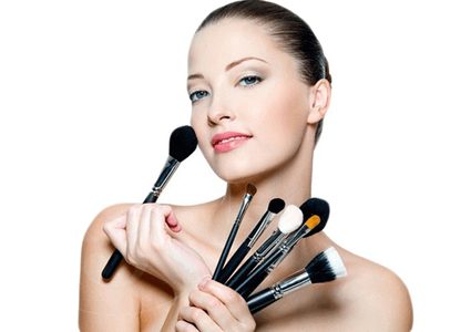 أخطاء مكياج تهدد بشرتك بالبثور