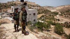 الاحتلال يخطر بوقف البناء في منزل وغرفة زراعية غرب بيت لحم