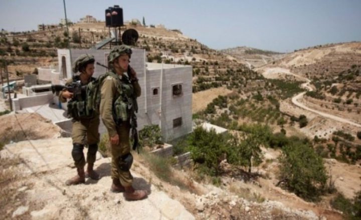 الاحتلال يخطر بوقف البناء في منزل وغرفة زراعية غرب بيت لحم