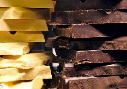 الشوكولاتة الداكنة أم البيضاء؟ العلم يساعدك على الاختيار