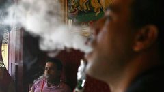 دراسة بريطانية "ضخمة" عن الشيشة.. هذا ما تفعله في الجسم