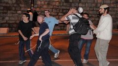 مستوطنون يعاودون رشق مركبات المواطنين بالحجارة جنوب نابلس