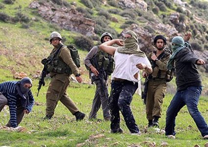 مستوطنون يهاجمون مركبات المواطنين قرب حاجز زعترة