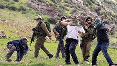 مستوطنون يهاجمون مركبات المواطنين قرب حاجز زعترة