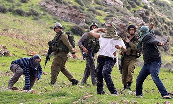 مستوطنون يهاجمون مركبات المواطنين قرب حاجز زعترة