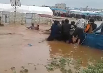 طفل سوري ينجو من سيل جارف في مخيمات ادلب