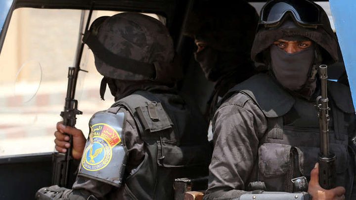قاتل أولاده الثلاثة وزوجته يمثل جريمته البشعة كاملة في مصر