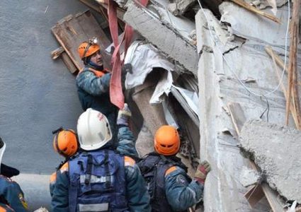 الطوارئ الروسية: ارتفاع عدد ضحايا انهيار مبنى إلى 37