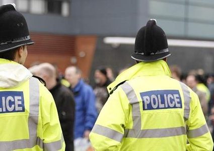 شرطة بريطانيا تعتقل شخصين للاشتباه بتهريبهما مهاجرين