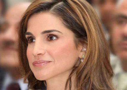 ملابس الملكة رانيا تثير تساؤلات الشارع الأردني ومكتبها يرد