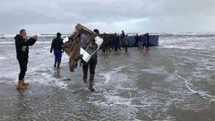البحر يقذف أجهزة كهربائية في ألمانيا وهولندا