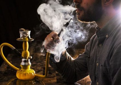 دراسة بريطانية "ضخمة" عن الشيشة.. هذا ما تفعله في الجسم