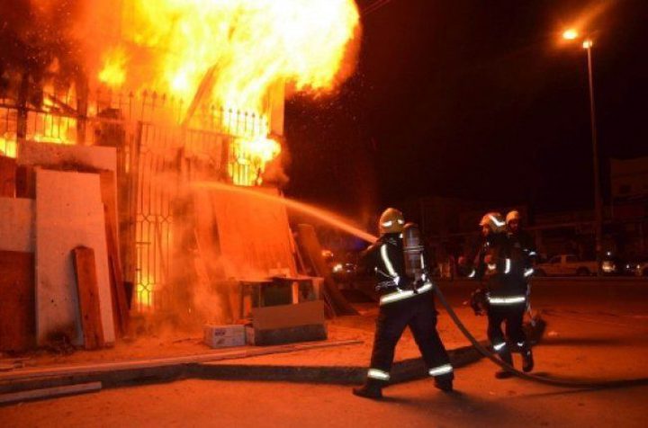 فرق الإطفاء تخمد حريقًا اندلع في منجرة بالخليل
