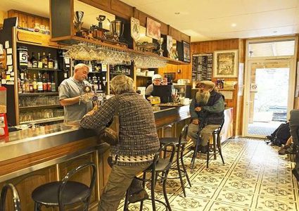 هل تطيل القهوة والكحول العمر إلى أكثر من 90 سنة؟