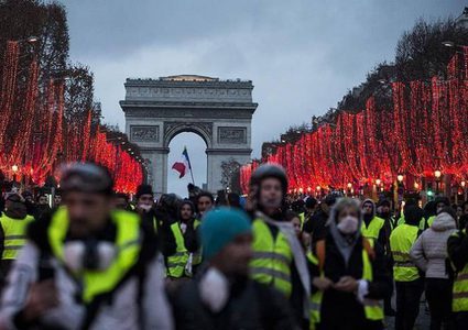 الحكومة الفرنسية تتهم "السترات الصفراء" بالسعي لإسقاطها