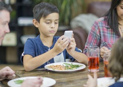 هل نقلق من استخدام الأطفال الهواتف الذكية والكمبيوتر؟