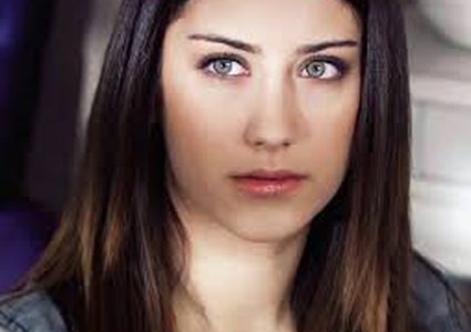 صورة صدمت الجمهور.. كيف كان شكل هازال كايا قبل الشهرة؟