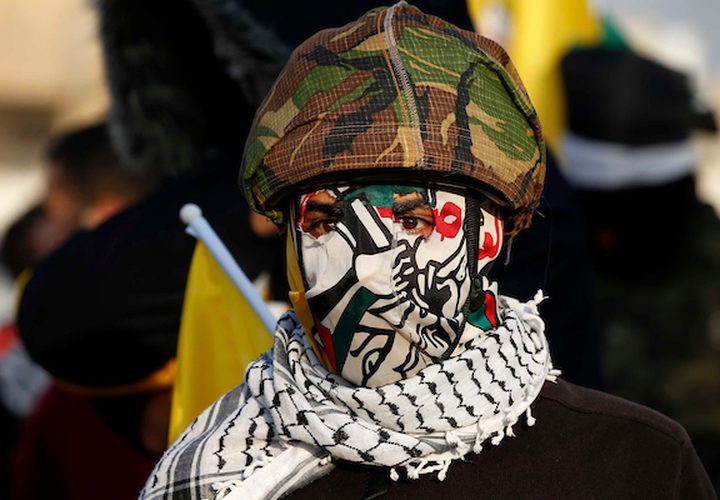 أعضاء فلسطينيون مقنعون في موكب حركة فتح خلال الاحتفال بالذكرى الرابعة والخمسين لتأسيس حركة فتح ، في قرية بني نعيم ، بالقرب من مدينة الخليل في الضفة الغربية ، 5 كانون الثاني / يناير ، 2019.