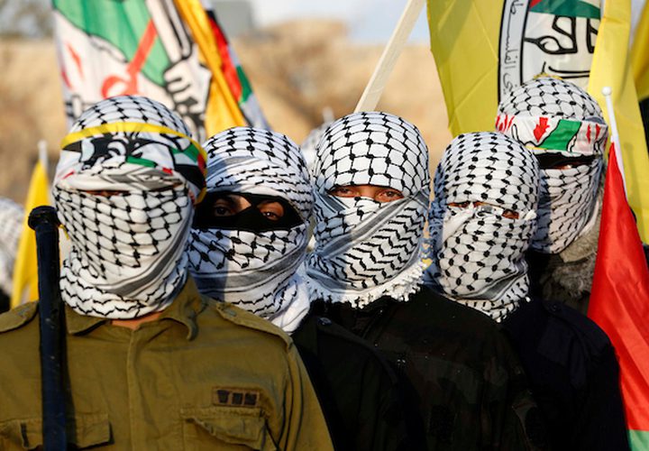 فلسطينيون ملثمون من حركة فتح خلال الاحتفال بالذكرى الرابعة والخمسين لتأسيس حركة فتح في قرية بني نعيم ، قرب مدينة الخليل بالضفة الغربية ، 5 كانون الثاني / يناير ، 2019.