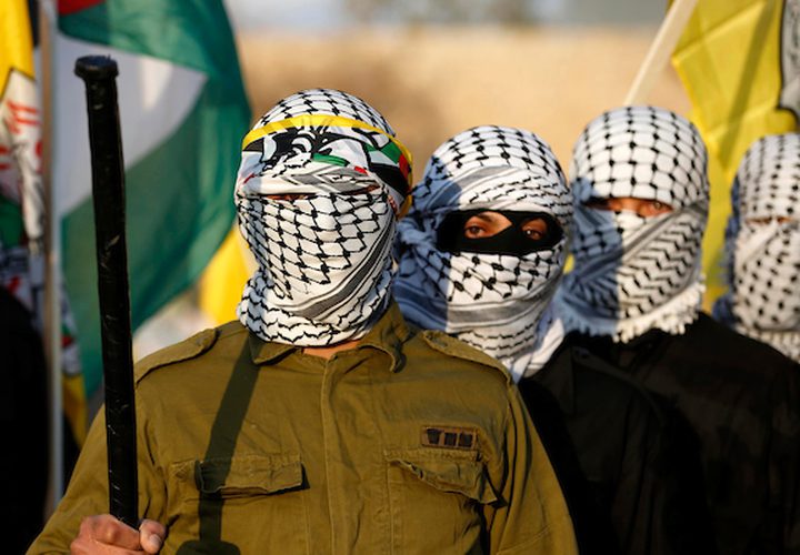 أعضاء فلسطينيون مقنعون في موكب حركة فتح خلال الاحتفال بالذكرى الرابعة والخمسين لتأسيس حركة فتح ، في قرية بني نعيم ، بالقرب من مدينة الخليل في الضفة الغربية ، 5 كانون الثاني / يناير ، 2019.