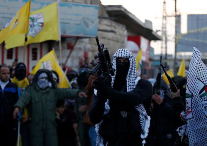 عرض لكتائب الأقصى احتفالا بانطلاقة فتح بالخليل