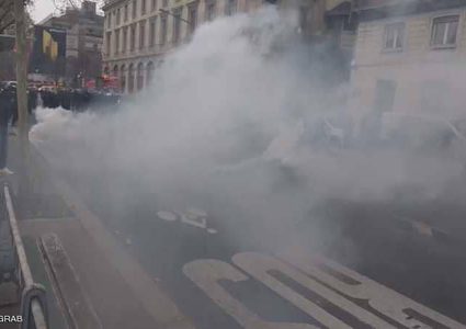 اشتباكات بين محتجي "السترات الصفراء" والشرطة الفرنسية