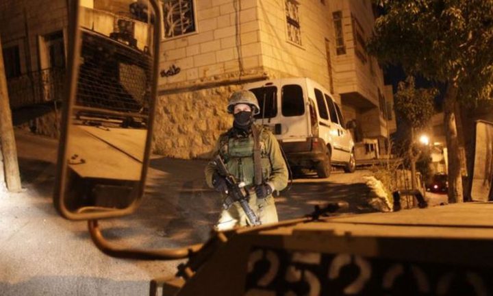 الاحتلال يعتقل فتيين وينصب حواجز في محيط جنين