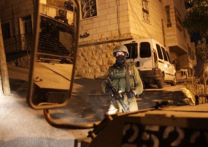 الاحتلال يعتقل فتيين وينصب حواجز في محيط جنين