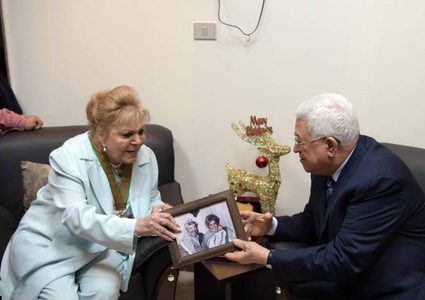 الرئيس عباس يكرم الفنانة المصرية "نادية لطفي"