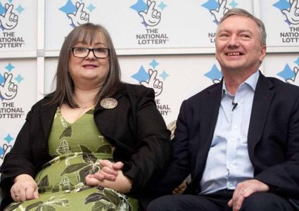 تصرف غربب لزوجين بعد دقائق من فوزهما بـ145 مليون دولار