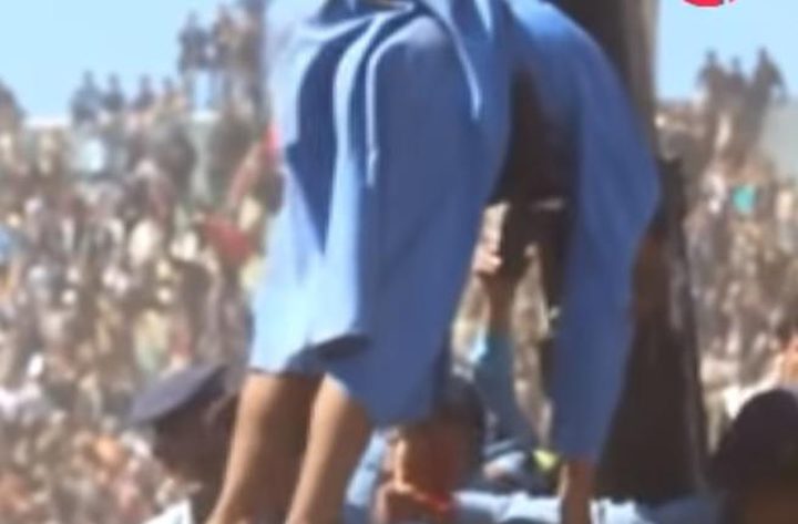 اعدام متهم باغتصاب وقتل طفلة يمنية أمام حشد جماهيري
