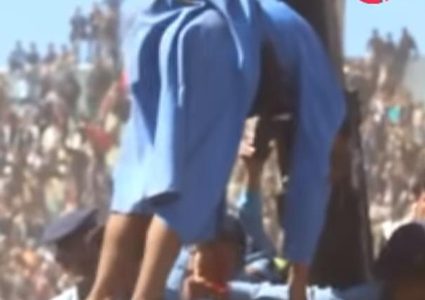 اعدام متهم باغتصاب وقتل طفلة يمنية أمام حشد جماهيري