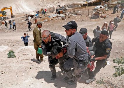 الاحتلال يمنع وصول المواطنين إلى الخان الأحمر ويحتجز العشرات