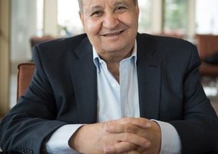 الرئيس عباس يقلد الكاتب المصري وحيد حامد النجمة الكبرى