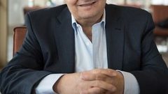 الرئيس عباس يقلد الكاتب المصري وحيد حامد النجمة الكبرى