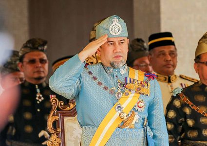 ملك ماليزيا يتنحى بعد شهرين من زواجه ملكة جمال روسية