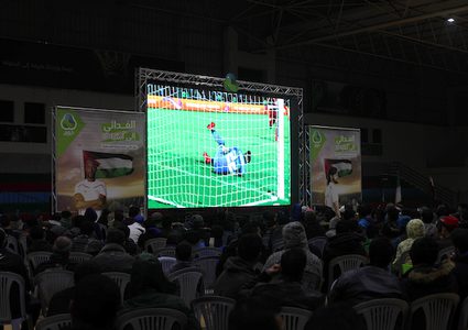 غزيون يشجعون الفدائي في مباراته مع سوريا