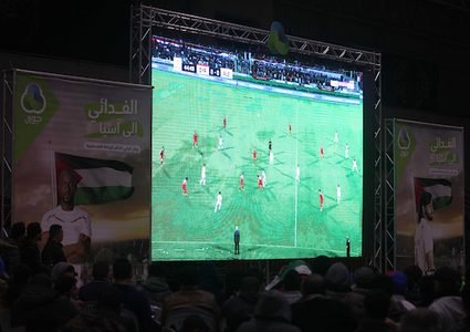 غزيون يشجعون الفدائي في مباراته مع سوريا