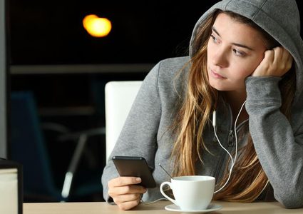 تحذير.. وسائل التواصل تصيب المراهقات بالاكتئاب