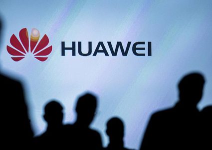 هواوي تعاقب اثنين من موظفيها بسبب استخدام هواتف آيفون