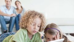 لماذا يجب على الأطفال ترك الهواتف قبل ساعة من خلودهم للنوم؟