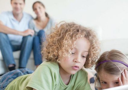 لماذا يجب على الأطفال ترك الهواتف قبل ساعة من خلودهم للنوم؟