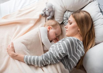 الاستلقاء بجوار طفلك عند النوم يحميه من الأمراض العقلية