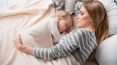 الاستلقاء بجوار طفلك عند النوم يحميه من الأمراض العقلية